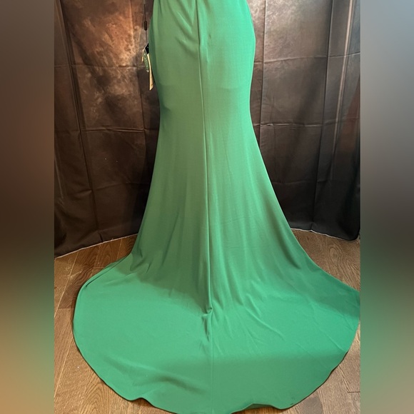 Abby Paris NWT Emerald Green Formal Gown with Rhinestone Belt. Size 2 - Picture 5 of 9